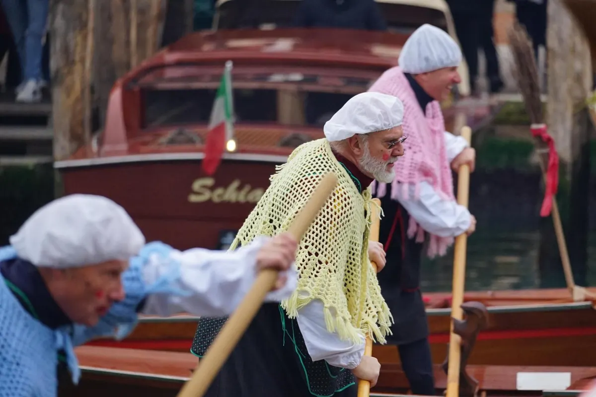 Regata delle Befane a Venezia: vogatori vestiti da Befana sul Canal Grande (2025)