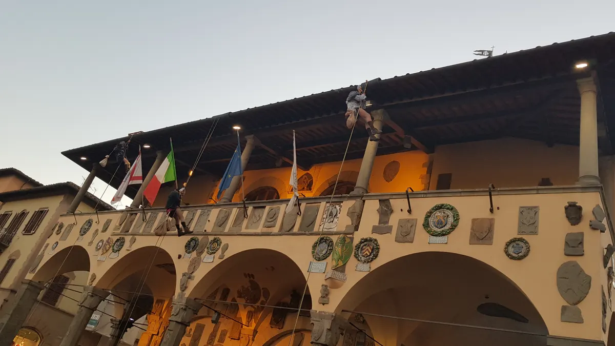 Le Befane si calano dalla facciata di Palazzo d'Arnolfo a San Giovanni Valdarno (2020)