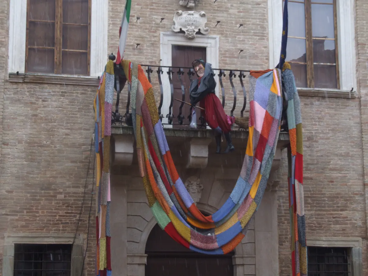 La Befana affacciata al balcone del Palazzo Comunale di Urbania durante la Festa nazionale (2016)