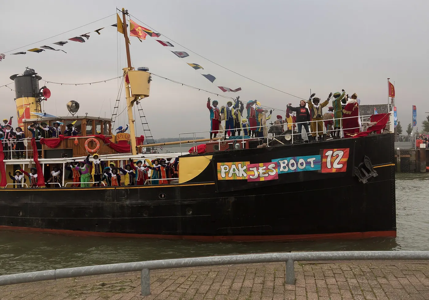 De pakjesboot met Pieten tijdens de Nationale Intocht Sinterklaas in Maassluis in 2016