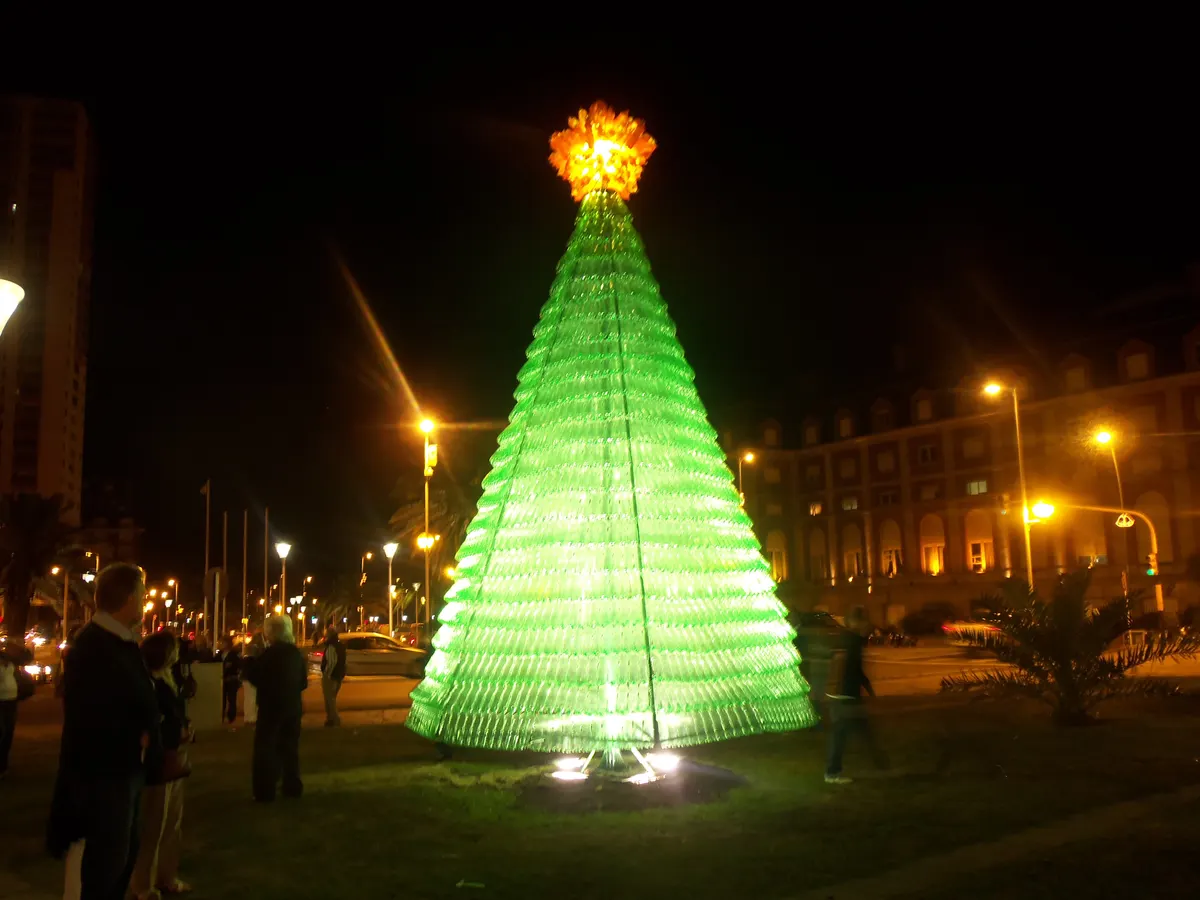 Árbol de Navidad verde iluminado de noche frente a la costa de Mar del Plata