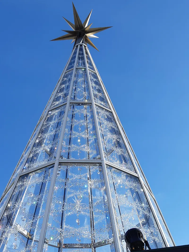 Glitzernde Kristalle im Swarovski-Weihnachtsbaum in Innsbruck