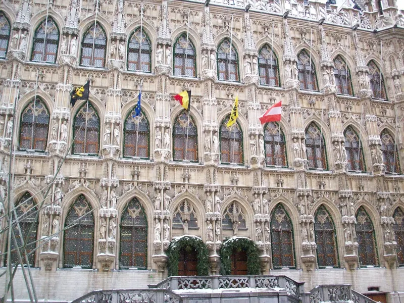 Gevel van het Leuvense stadhuis met kerstversiering