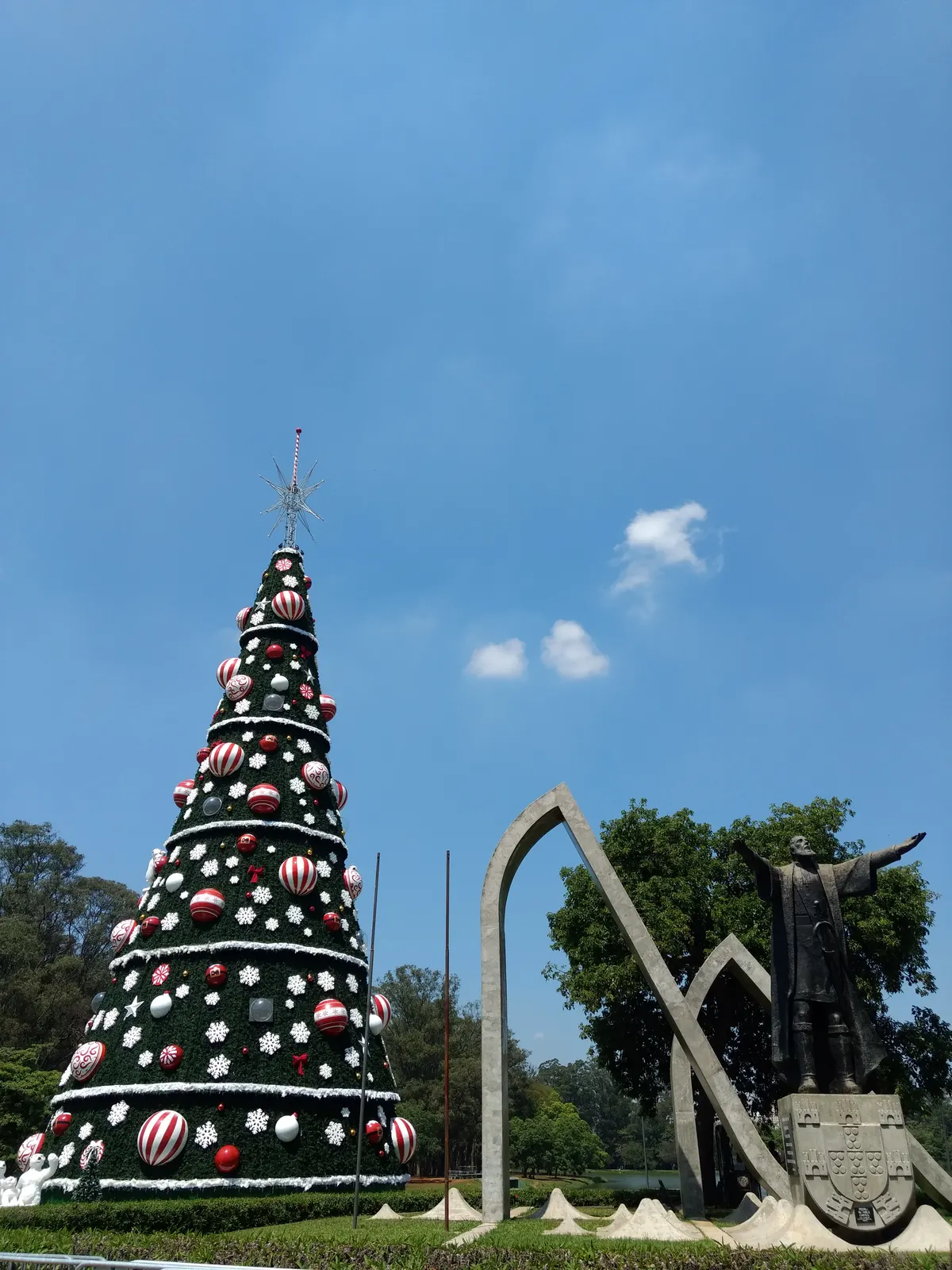 Árvore de Natal do Parque Ibirapuera ao lado da estátua de Pedro Álvares Cabral, em São Paulo