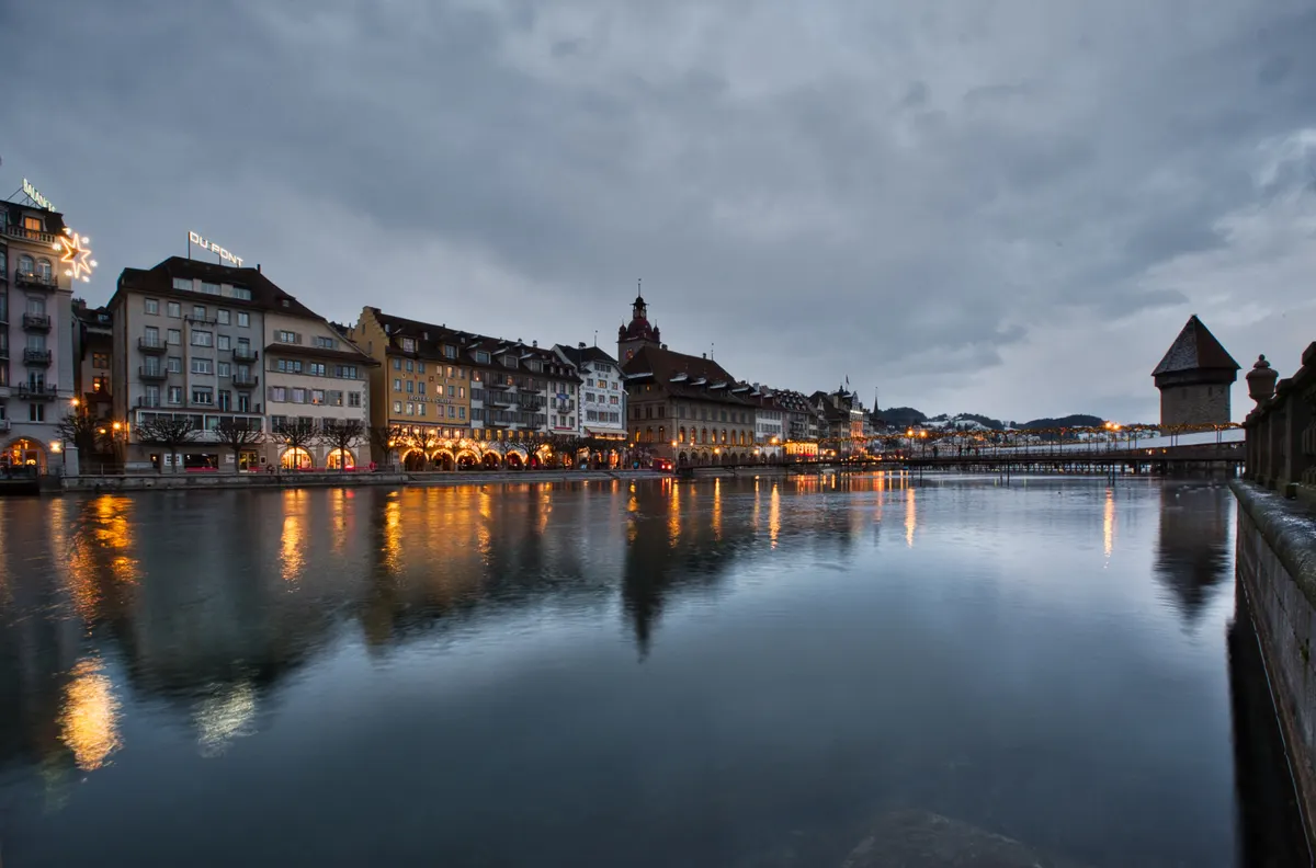 Weihnachtlich beleuchtete Häuserzeile am Ufer der Reuss in Luzern