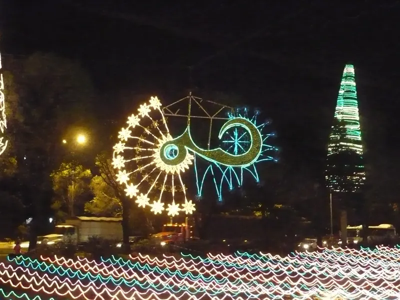 Figuras luminosas del alumbrado navideño junto al río Medellín de noche