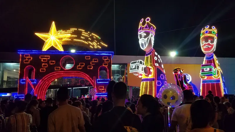 Multitud frente a los Reyes Magos iluminados en el alumbrado navideño de Medellín