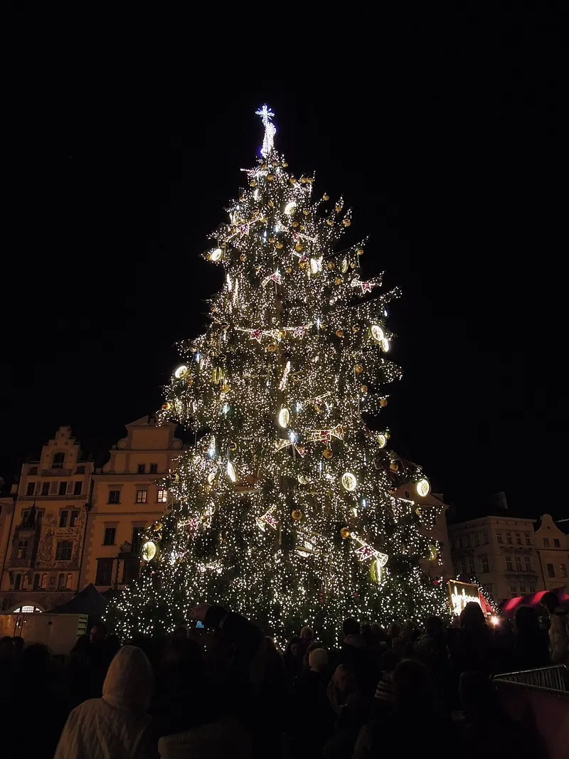 Detail světel na vánočním stromě na Staroměstském náměstí