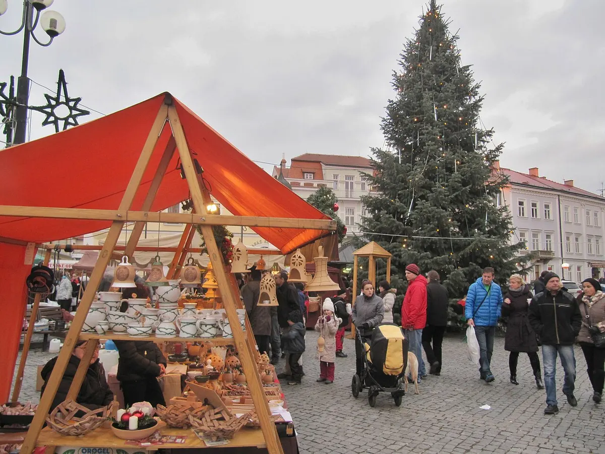 Vánoční strom nad trhy na Masarykově náměstí v Uherském Hradišti