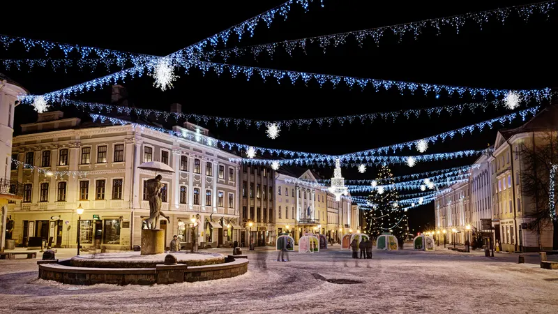 Tartu raekoja plats sinivalgete jõulutuledega