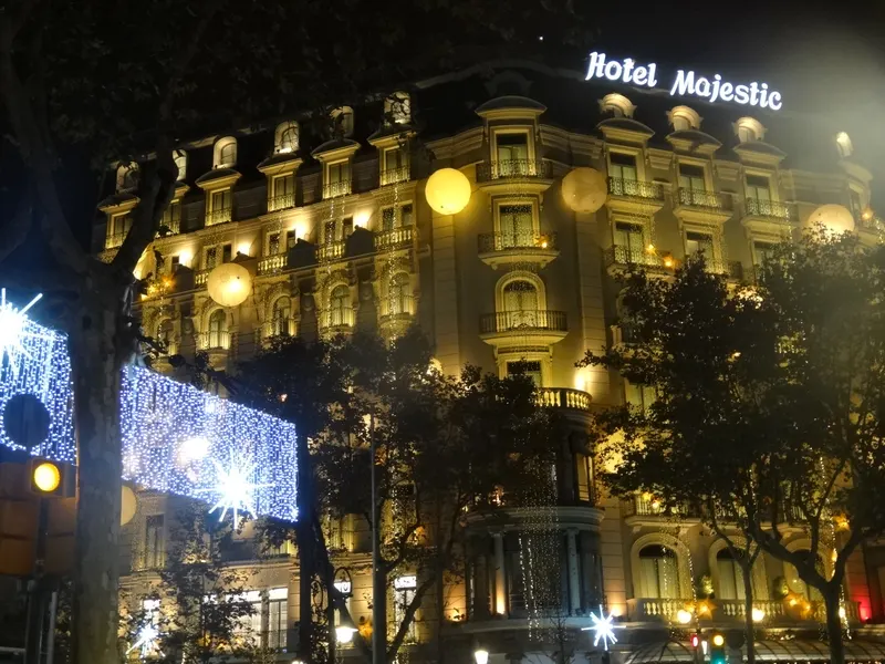 Hotel Majestic en el Passeig de Gràcia con decoración luminosa navideña