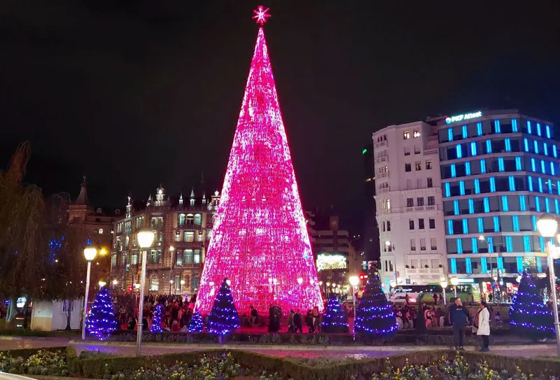 Árbol de Navidad rosa iluminado en Bilbao
