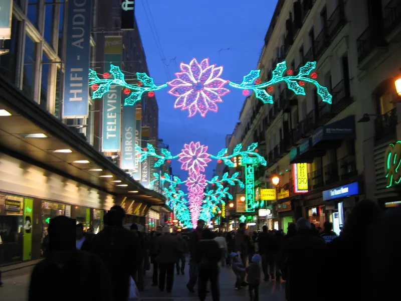 Calle Preciados de Madrid con el alumbrado de Navidad
