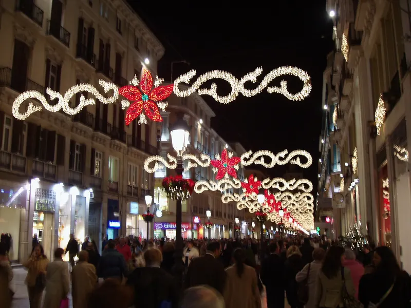 Multitud paseando por la calle Larios de Málaga bajo las luces de Navidad