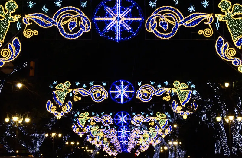 Adornos luminosos de Navidad sobre la calle Larios de Málaga