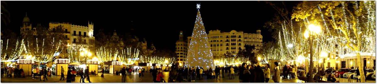 La Plaza del Ayuntamiento de Valencia con el árbol de Navidad iluminado