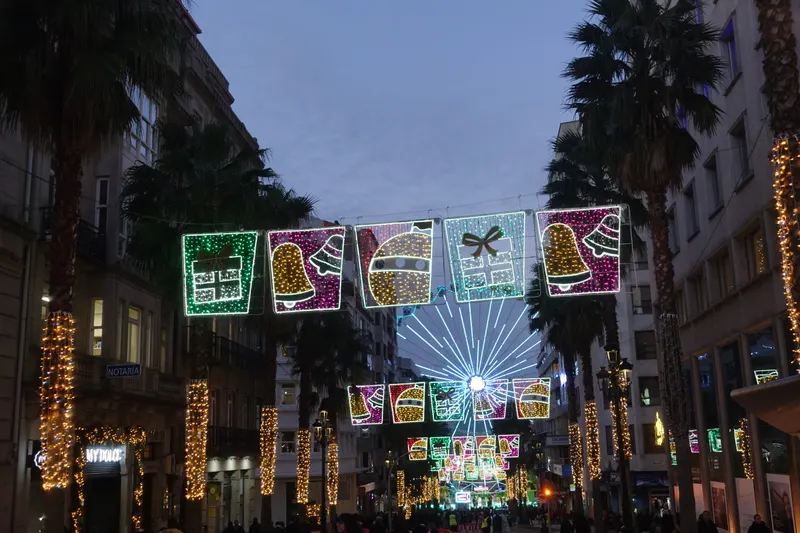 Calle de Vigo con adornos luminosos de Navidad y noria al fondo