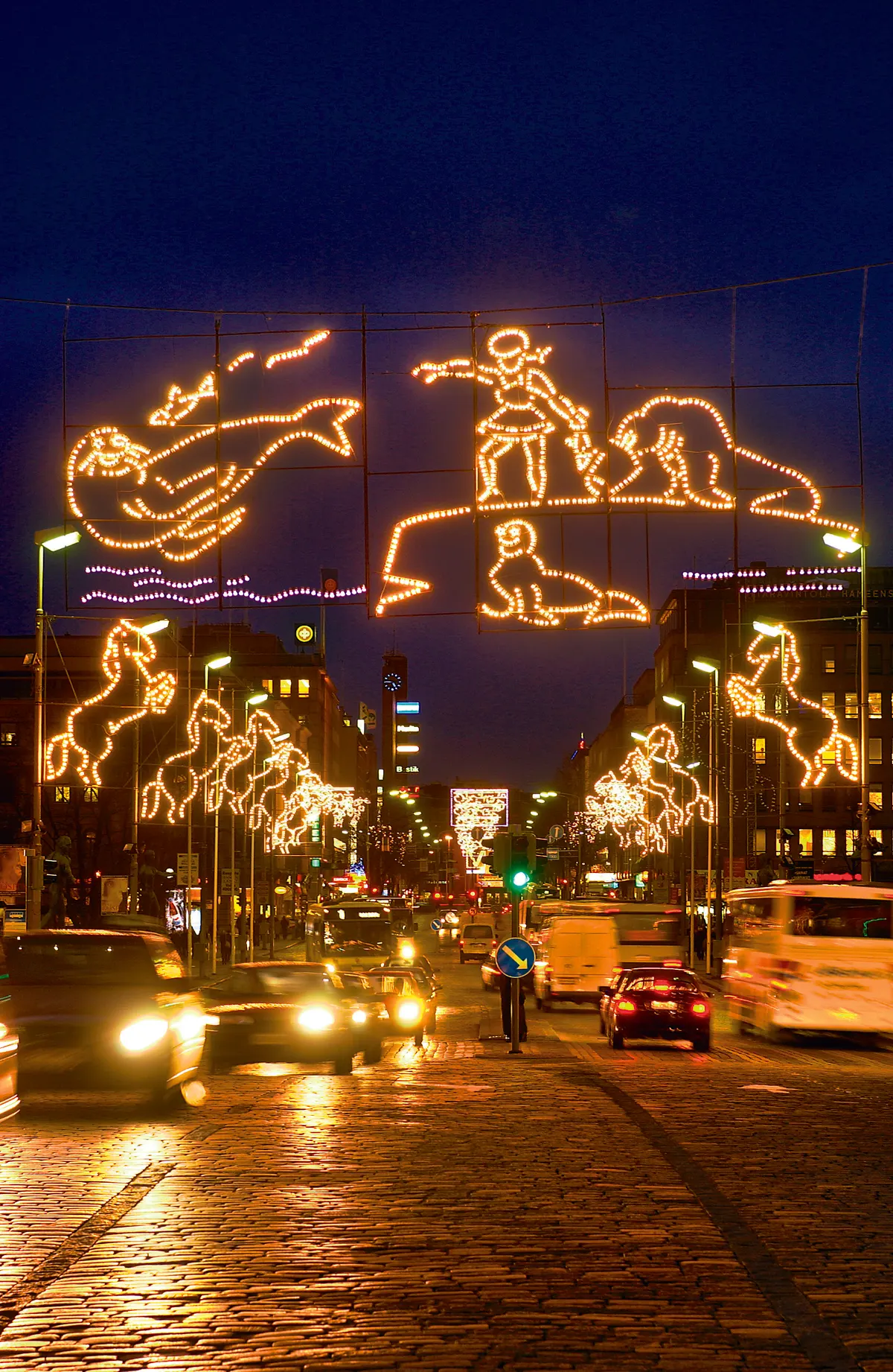 Valoviikkojen valoriipuksia Hämeenkadun yllä Tampereella iltahämärässä