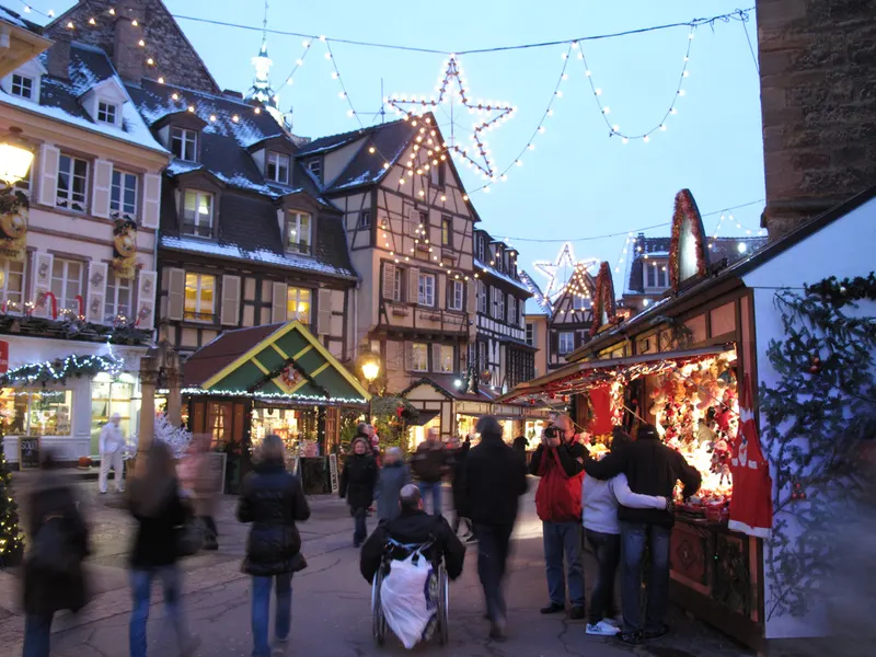 Maisons à colombages et marché de Noël de Colmar sous les étoiles lumineuses