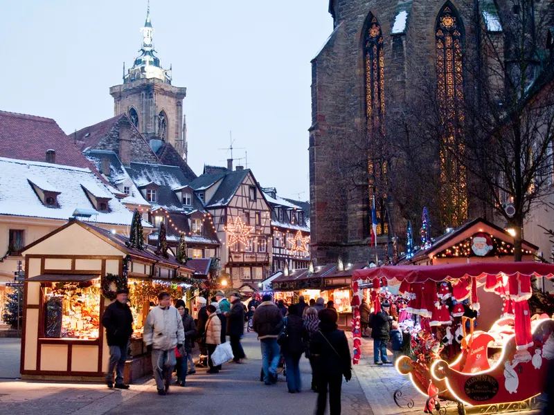 Rue de Colmar avec les chalets du marché de Noël au crépuscule