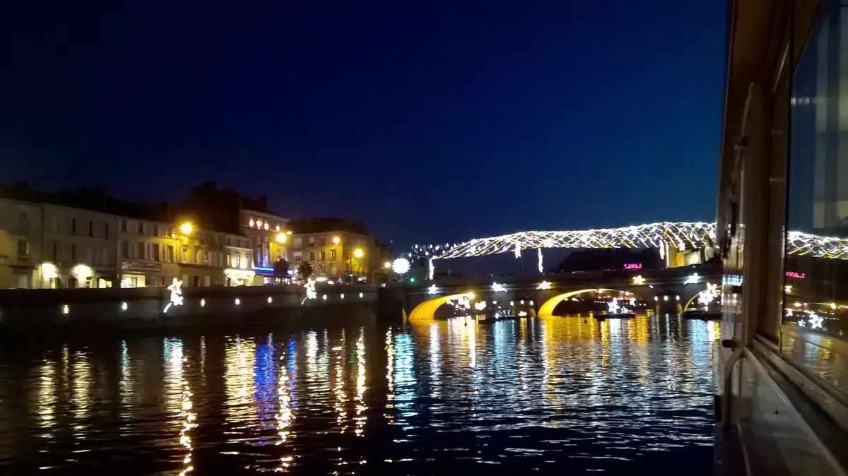Pont illuminé sur la Mayenne à Laval pendant Les Lumières de Laval