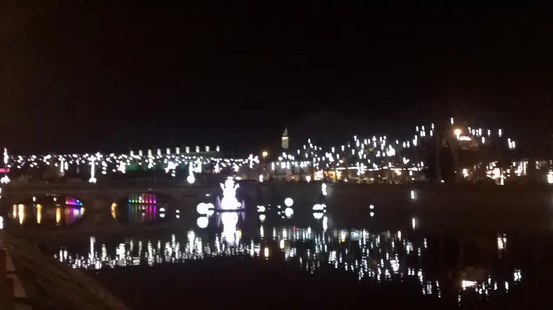 Reflets des illuminations sur la Mayenne à Laval