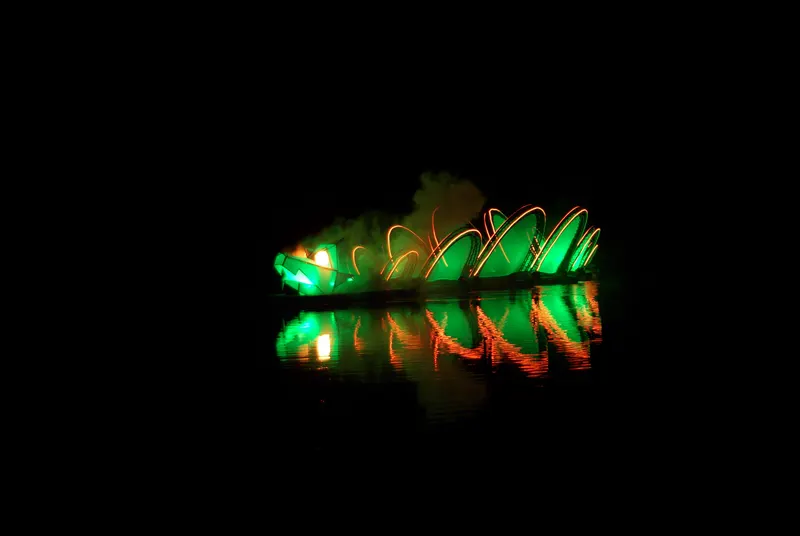 Création lumineuse sur le lac du parc de la Tête d'Or pendant la Fête des Lumières