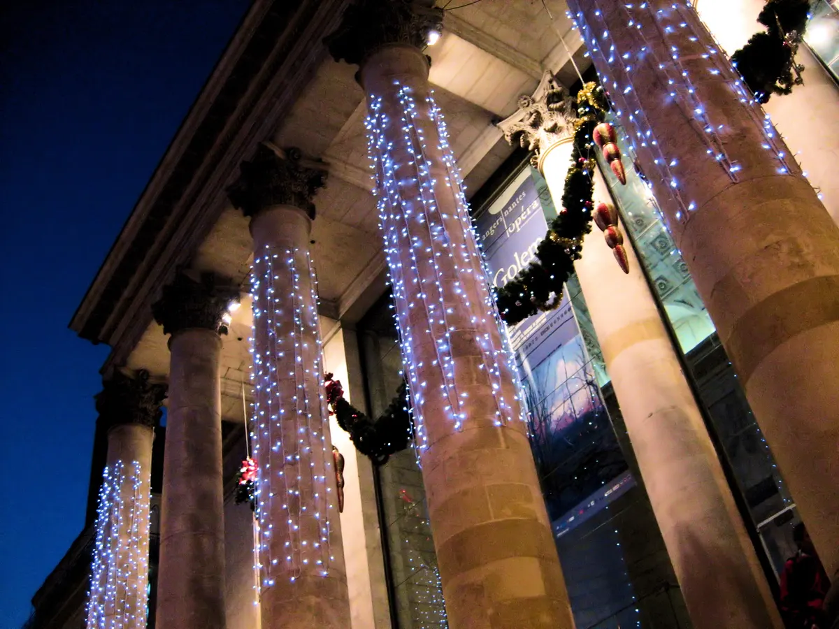 Colonnes du théâtre Graslin à Nantes drapées de guirlandes lumineuses