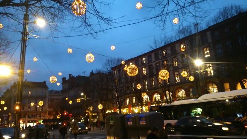 Décorations de Noël place Esquirol à Toulouse