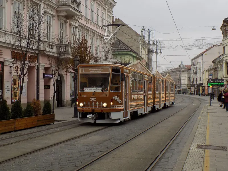 Karácsonyi fényvillamos a miskolci belvárosban
