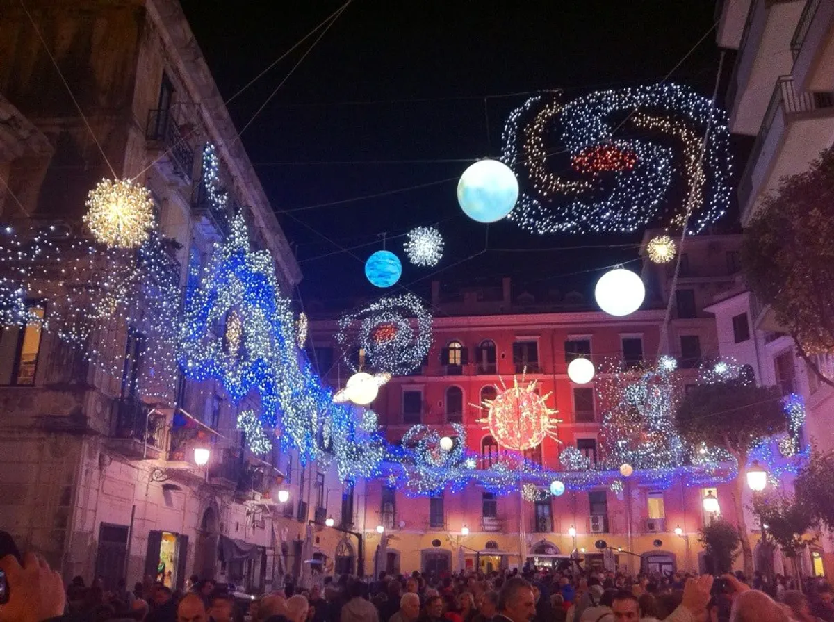 Le Luci d'Artista di Salerno in piazza Flavio Gioia con pianeti e galassie luminose