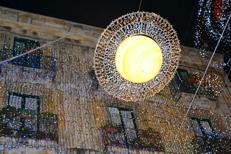 Saturno, installazione delle Luci d'Artista di Salerno