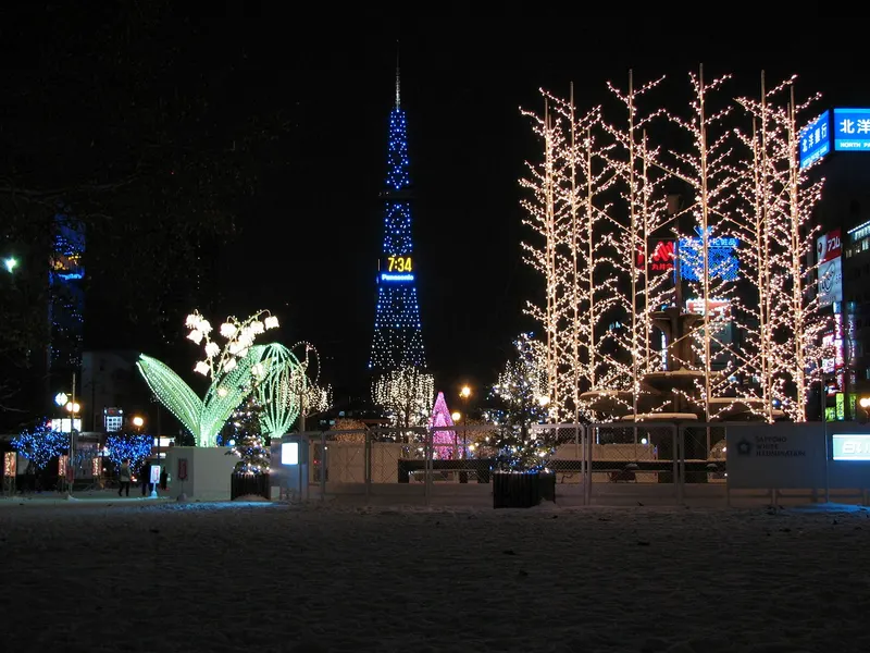 雪の大通公園に並ぶさっぽろホワイトイルミネーションのオブジェとテレビ塔