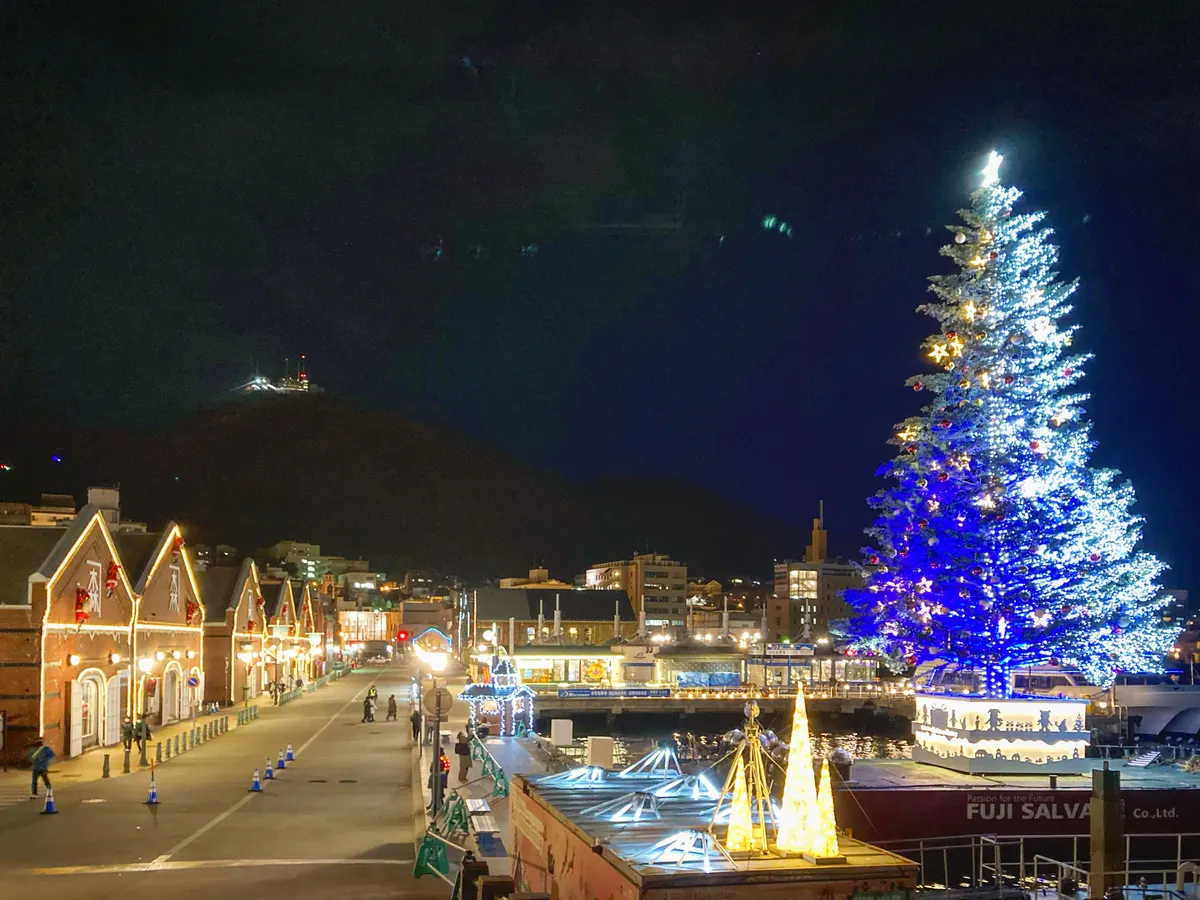はこだてクリスマスファンタジー、港に浮かぶ大きなクリスマスツリーと金森赤レンガ倉庫
