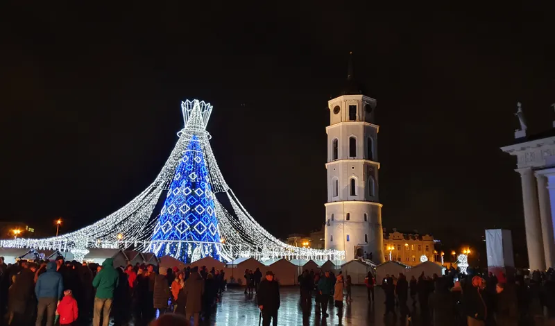 Apšviesta Vilniaus Kalėdų eglė ir Katedros varpinė