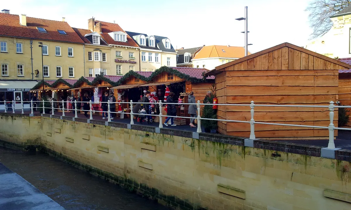 Kerstmarktkramen langs de Geul in Valkenburg