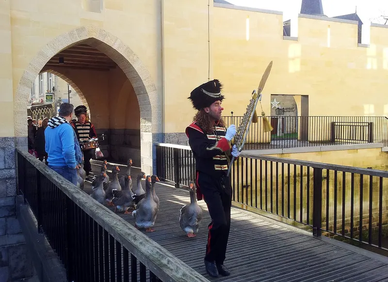 Ganzenmars bij de Geulpoort tijdens Kerststad Valkenburg
