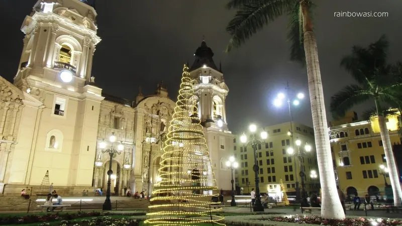Árbol de luces frente a la Catedral de Lima por la noche