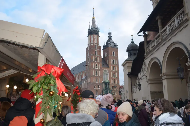 Rynek Główny w Krakowie w sezonie świątecznym z widokiem na Bazylikę Mariacką