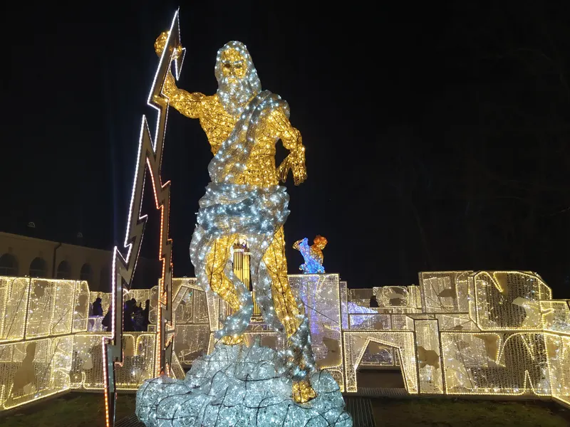 Neptun z piorunem ze światełek w Wilanowie