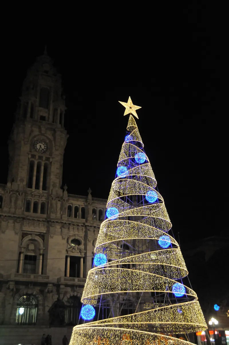 Árvore de Natal em espiral junto à Câmara Municipal, na Avenida dos Aliados