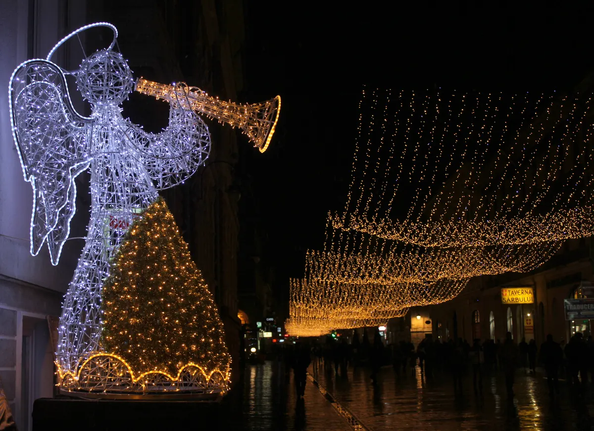 Înger luminos și cortine de luminițe pe o stradă din Brașov, de Crăciun