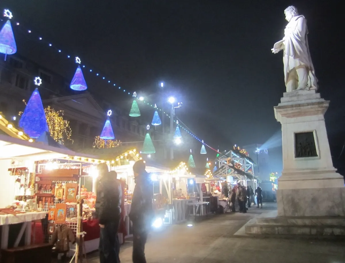 Decorațiuni luminoase de Crăciun în centrul Bucureștiului, în zona Pieței Universității