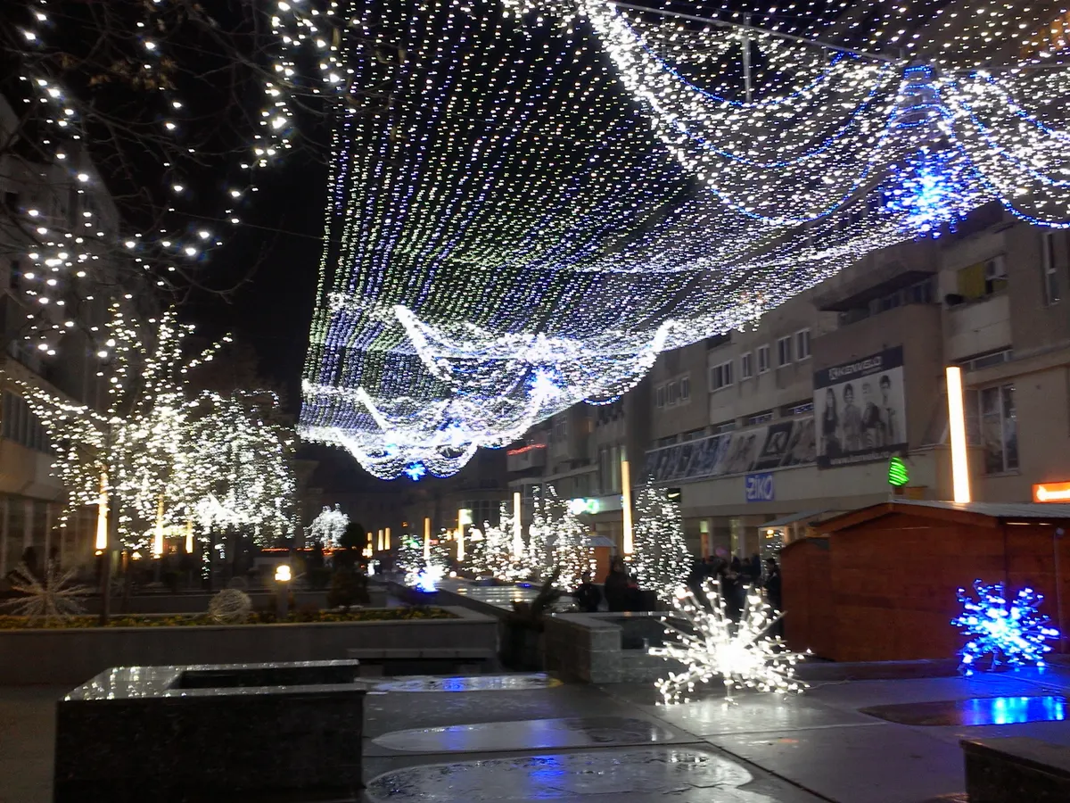 Cortina de luminițe peste Piața Mihai Viteazu din Craiova, de Crăciun