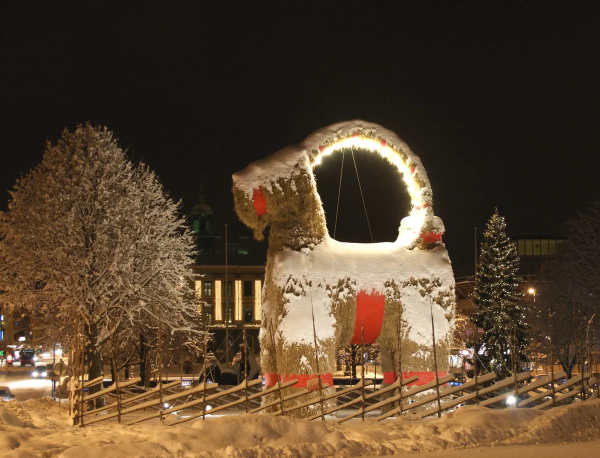 Gävlebocken upplyst en snöig kväll i Gävle