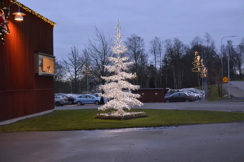 Upplyst vit julgran vid Kosta Outlet