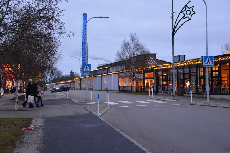 Julbelysning längs byggnaderna i Kosta