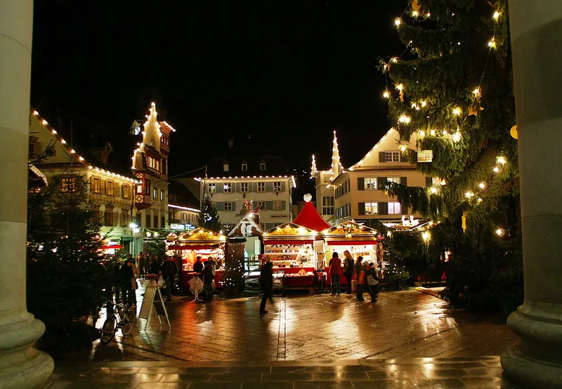 Christbaum und Marktstände auf dem Dornbirner Marktplatz am Abend