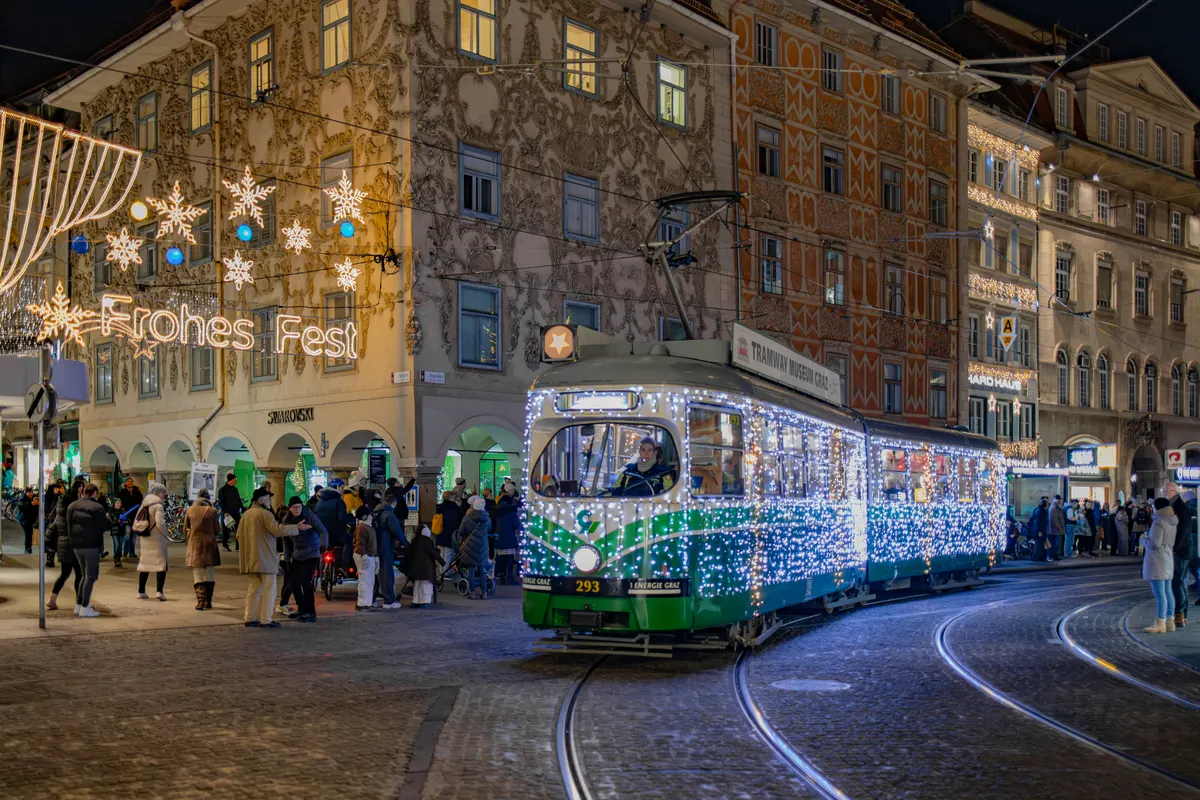 Festlich beleuchtete Straßenbahn am Grazer Hauptplatz in der Adventszeit