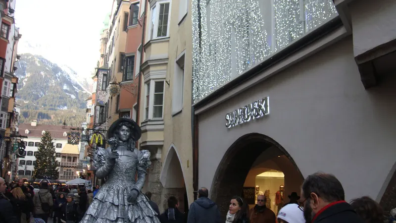 Weihnachtsmarkt in Innsbruck mit dem Goldenen Dachl im Hintergrund